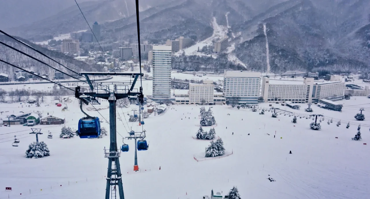 迷你高山滑雪节，地面雪景的奇幻体验